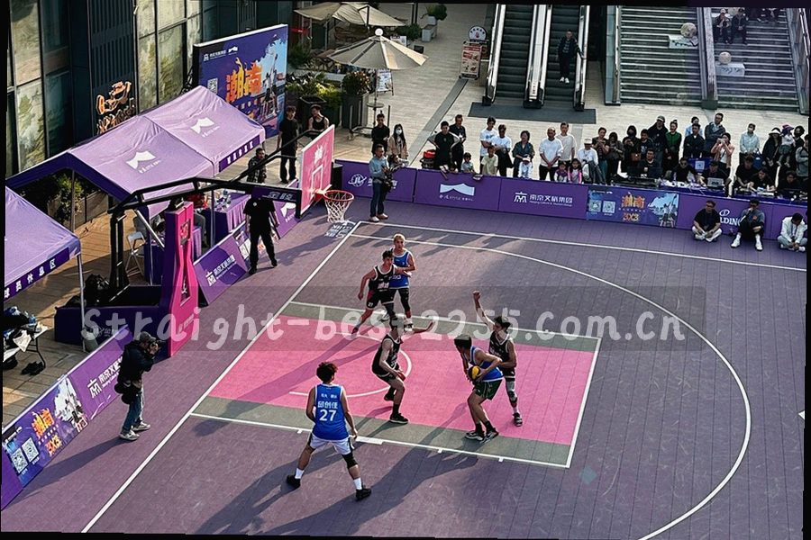 夜间路标式标签牌组合，冷灰绿与橙色点状灯光点缀